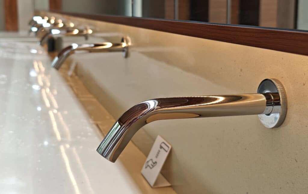 Traditional vs. Automatic: Which Commercial Sink Faucet is Best | Lee Company