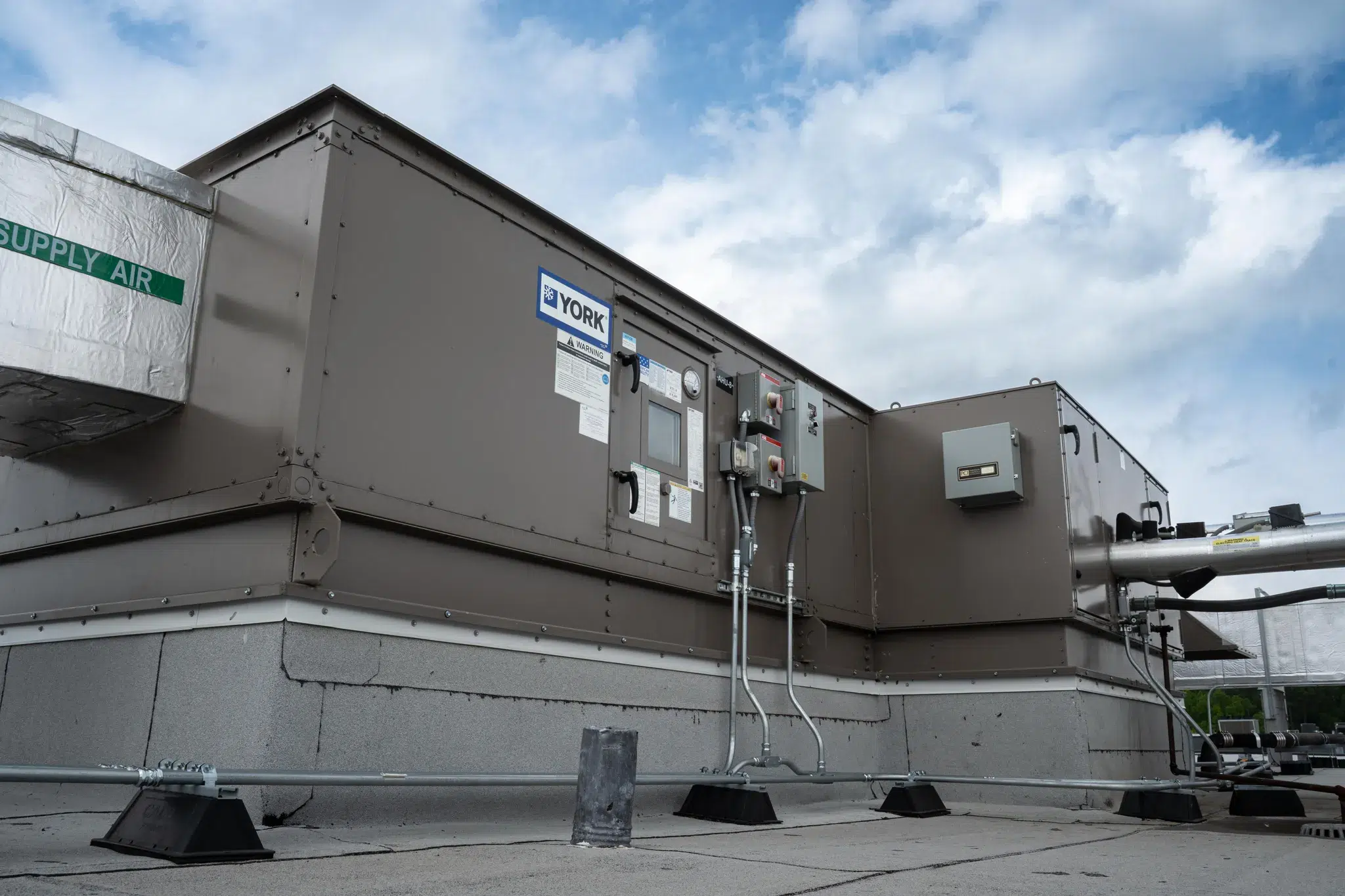 A York HVAC system on top of the roof of a hospital serviced by Lee Company.